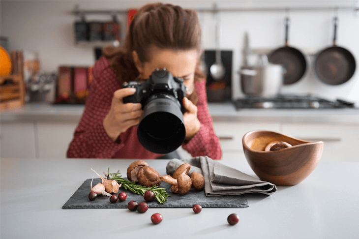 食べ物をカメラで撮る女性